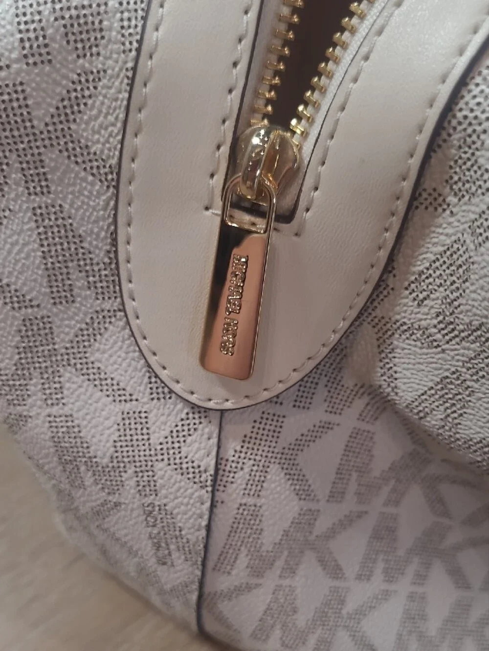 EUC Michael Kors Raven Medium Shoulder Bag Women's Cream Initial Logo Purse